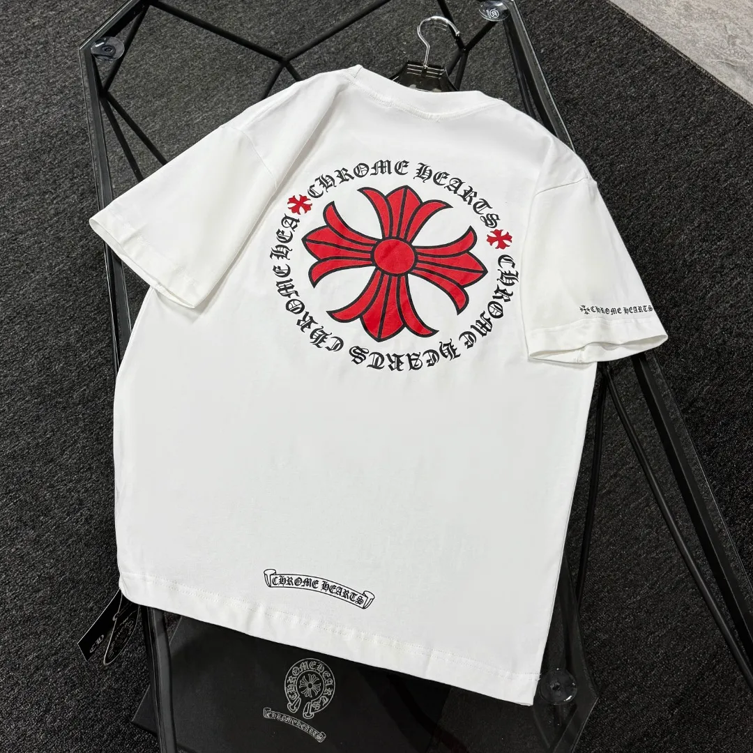 P170 Chrome Hearts 25 high-end versions. The fabric is made of 300 grams of high-density pure cotton. It does not deform or shrink. It has three labels. It is the same style for men and women. Technology: suede foaming + digital printing. Color: white, black. SIZE: S-XL.